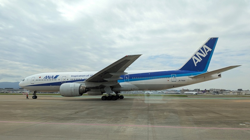 窓から見える飛行機