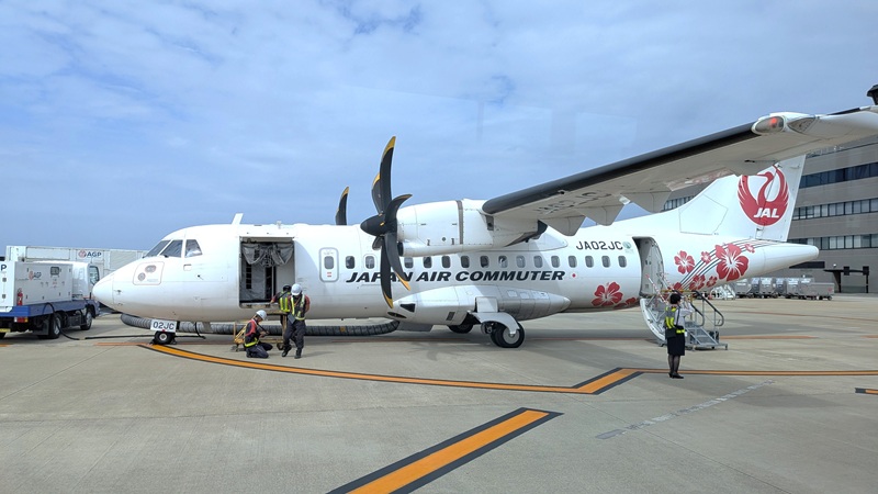 搭乗するプロペラ機