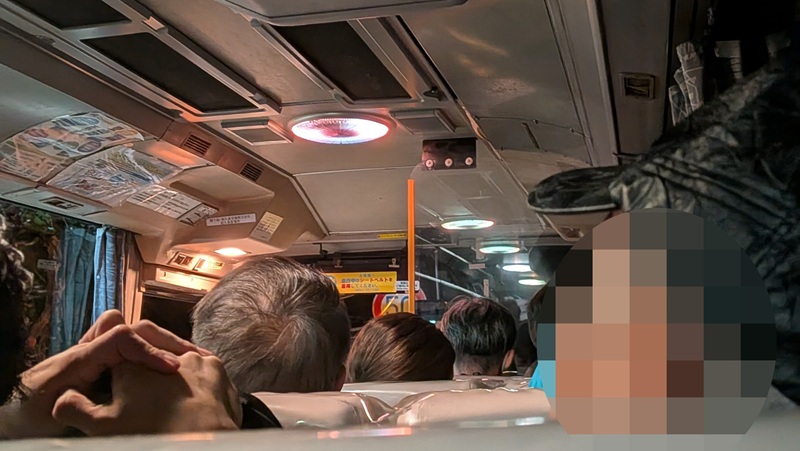 登山バスの車内