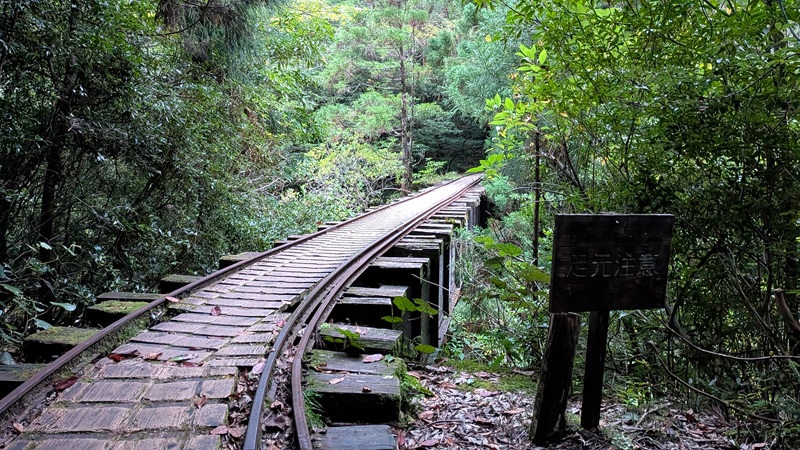 手すりのない橋