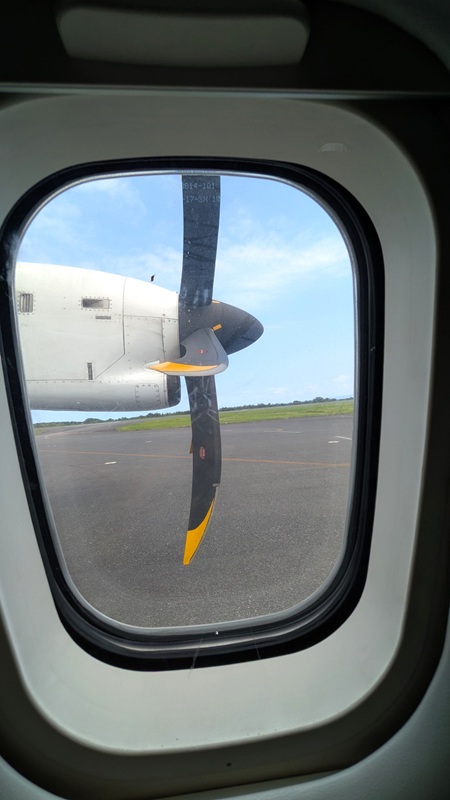 窓越しのプロペラ