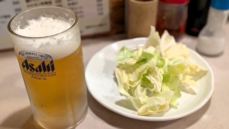日吉丸にて生ビールとキャベツ