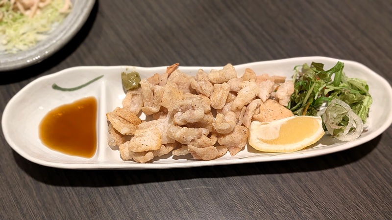 鶏皮のカリカリ揚げ
