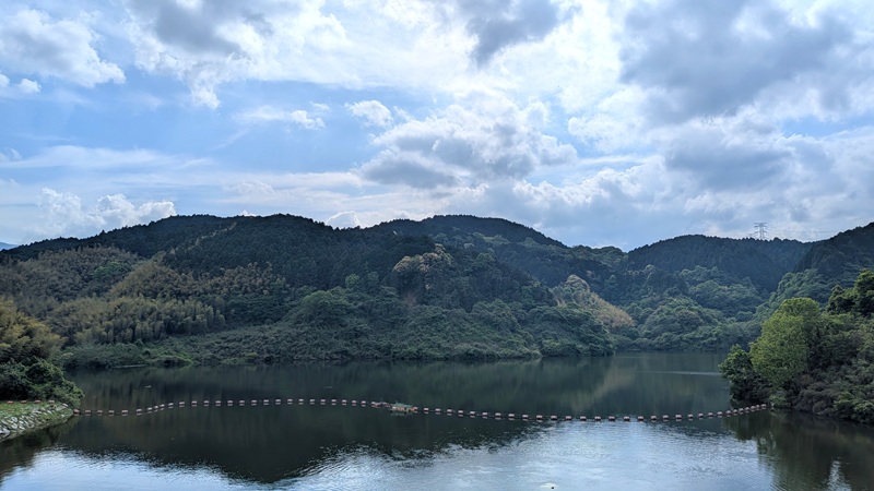 山神ダムの湖面